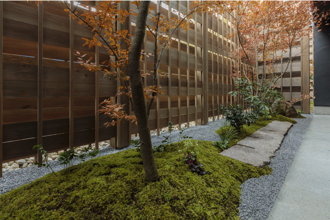 各客間ごとに設計されている坪庭 (Photo Tomohiro Sakashita)