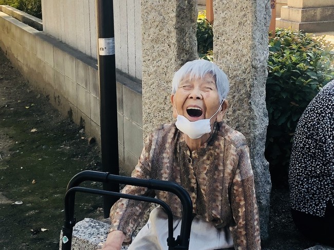 デイサービスを受けているおばあちゃんの満面の笑顔ショット