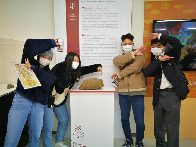 お題のスポットでポージング！初めて会う仲間とも打ち解けます（首里城公園 首里城復興展示室）