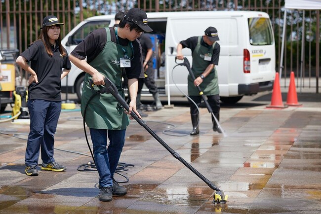 家庭用高圧洗浄機で清掃する地元企業（カインズ浦和美園店）のスタッフ