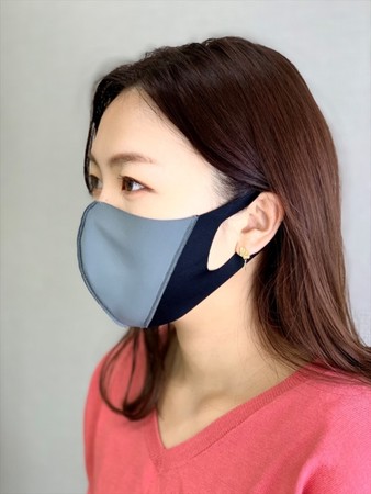 2つの布は、フェイスラインに沿うように、あごに向けて斜めに縫い合わせています。マスクを装着するだけで小顔の印象を与えるので、外出自粛による“コロナ太り”を隠すのにもぴったりのアイテムです