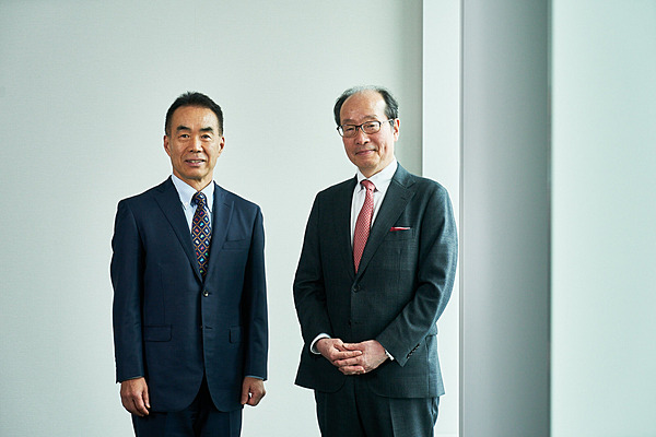 写真左から、artience株式会社　グループCEO　高島　悟、一橋ビジネススクール　名和　高司客員教授