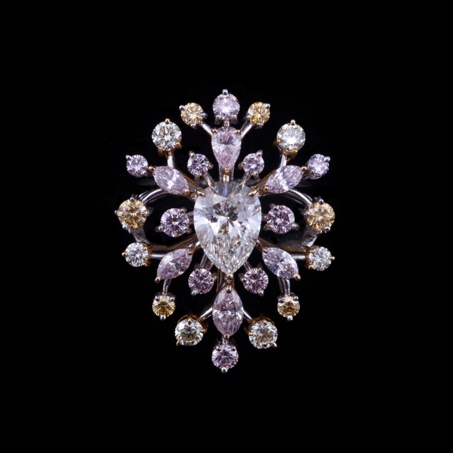 「百花繚乱」富と幸とが手元に永遠に花として咲く、心躍る印象が一目にして美しいダイヤモンドリング。