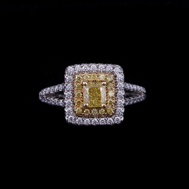 ファインジュエリーの中でも王道のクラッシックスタイル、オールド感漂うクッションカットのダイヤモンドが柔らかで気品漂うリング。