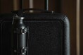 【moln】旅に、質感を。レザー仕立ての新スーツケース「Grain」新発売