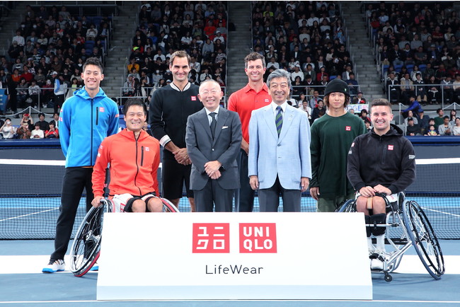 ユニクログローバルブランドアンバサダー6人と、ファーストリテイリング　代表取締役会長兼社長　柳井 正、日本テニス協会会長　山西健一郎（2019年10月14日、東京・有明コロシアムで開催された「UNIQLO LifeWear Day Tokyo」で撮影）