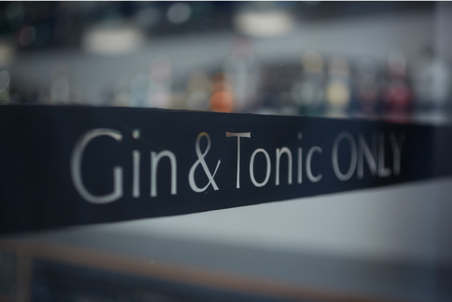 窓には【Gin&Tonic ONLY】のペイント。