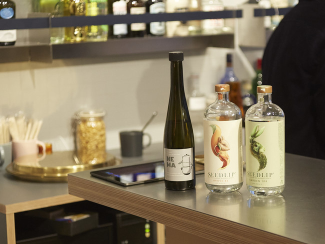 ノンアルコールジンは、日本の「NEMA」3種と、イギリスの「SEEDLIP」3種をラインナップ。 ノンアルコールジンは、日本の「NEMA」3種と、イギリスの「SEEDLIP」3種をラインナップ。