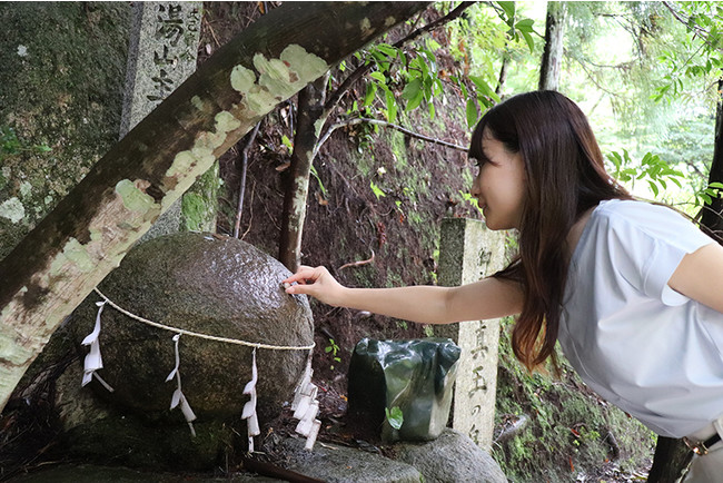 玉造湯神社　願い石を叶い石にかざしてご利益をいただきます