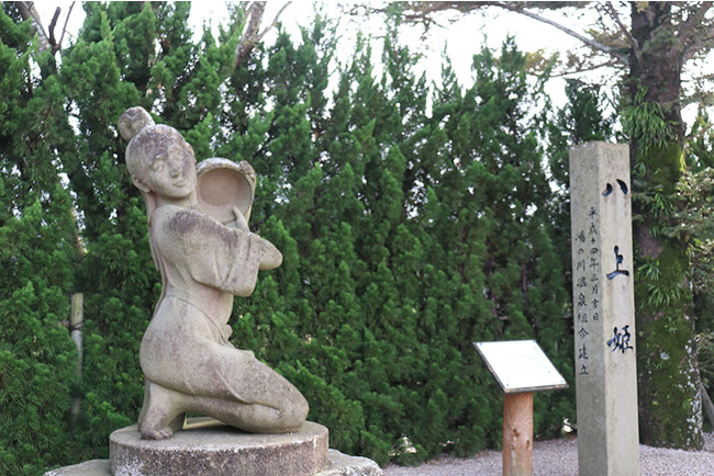隣接する道の駅湯の川には八上姫の像が設置されています