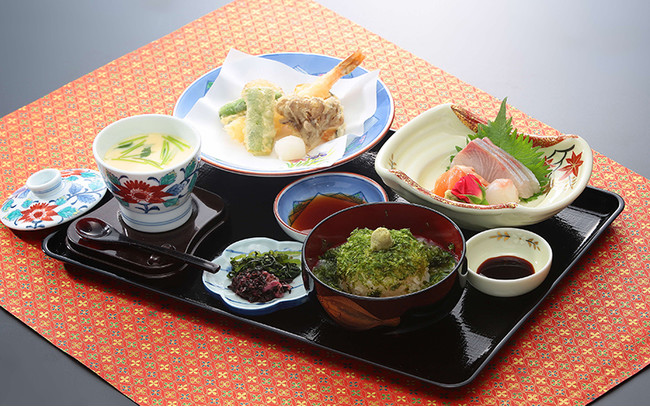 出雲大社の伝統的な料理を再現した「うず煮膳」(看雲楼) 出雲大社の伝統的な料理を再現した「うず煮膳」(看雲楼)