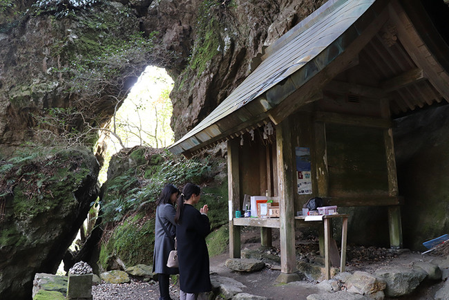 狭い岩の隙間を潜り抜けてお参りする韓竈(からかま)神社 狭い岩の隙間を潜り抜けてお参りする韓竈(からかま)神社