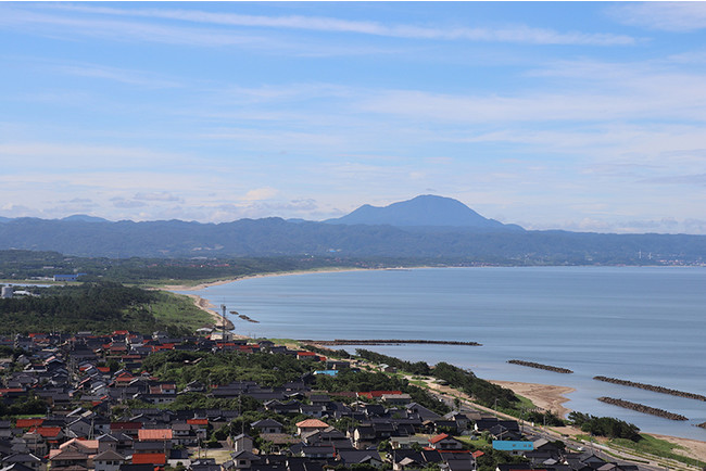 国引きの綱である薗の長浜と綱を結び付けた三瓶山 国引きの綱である薗の長浜と綱を結び付けた三瓶山