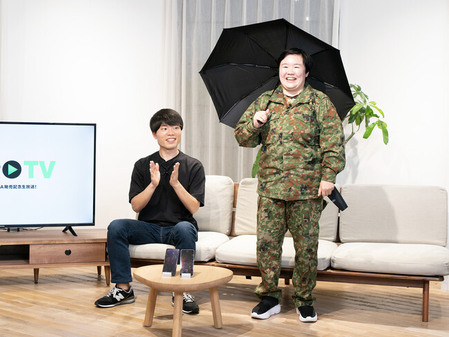 視聴者投票によって即興CM バトルを制したのはやす子さん。なぜか賞品は OPPO 傘。 視聴者投票によって即興CM バトルを制したのはやす子さん。なぜか賞品は OPPO 傘。