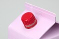 液体紙容器のプラスチック使用量削減と商品の信頼性向上を両立するキャップを開発