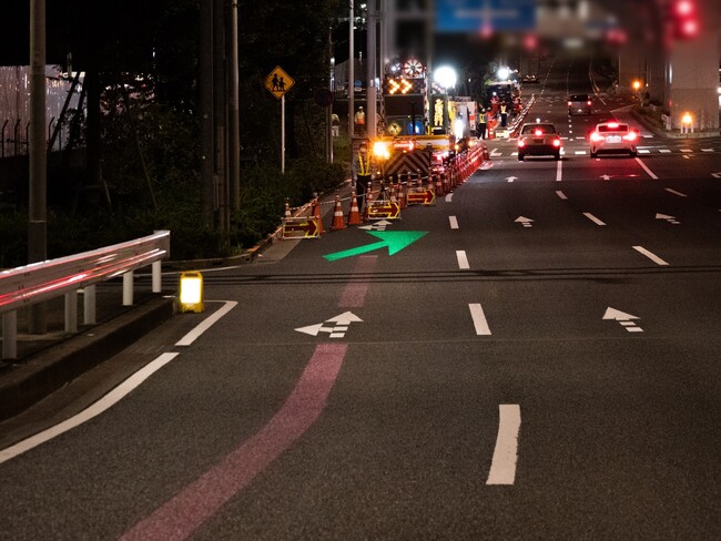 矢印パターンを投影することで後方車両へ注意喚起