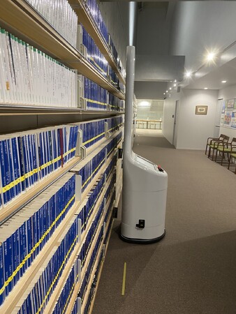 蔵書点検ロボットの作業の様子