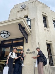 プロジェクトの武蔵野美術大学のみなさん(DNPの施設見学会にて) プロジェクトの武蔵野美術大学のみなさん(DNPの施設見学会にて)