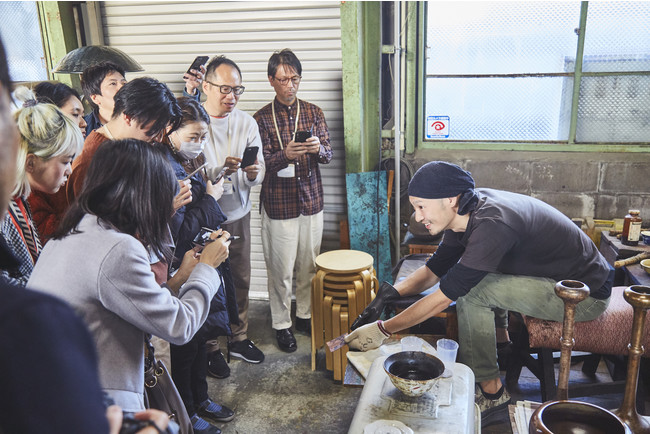 富山での伝統産業工房見学ツアーの様子（2019年、水と匠）