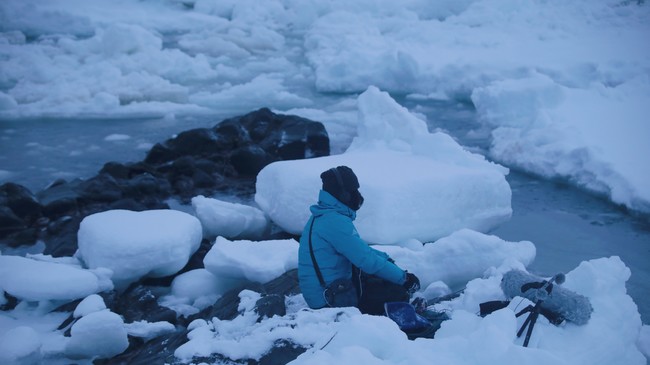 上村洋一 知床オホーツク海の流氷のフィールド・レコーディングの様子 2020年 Photo by Takehito Koganezawa