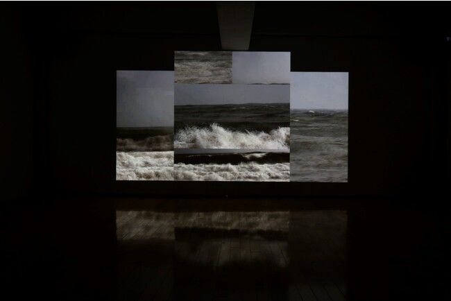 吉濱翔「海の声」2012年 ビデオ・サウンド・インスタレーション 多面ディスプレイ (C)Tokyo Wonder Site Photographed by Masahiro Nagata 吉濱翔「海の声」2012年 ビデオ・サウンド・インスタレーション 多面ディスプレイ (C)Tokyo Wonder Site Photographed by Masahiro Nagata