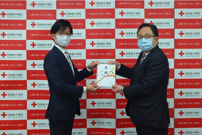 左：弊社コーポレートコミュニケーション室長 橋  右：日本赤十字社 事業局 副局長 大野様
