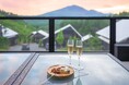 浅間山の雄大な絶景を堪能!「あさま空山望」、芳醇なワインと長野県産の厳選チーズを味わう新しい「ヌン活」を提案 午後の優雅なひとときを過ごす『アフタヌーンワインプラン』を9月1日(日)より提供開始