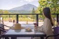 浅間山ビューの特等席で涼む「森のワインテラス」　北軽井沢の絶景ヴィラリゾート「あさま空山望」にて7月限定開催　避暑のひとときを愛犬と楽しむ高原の4日間限定イベント