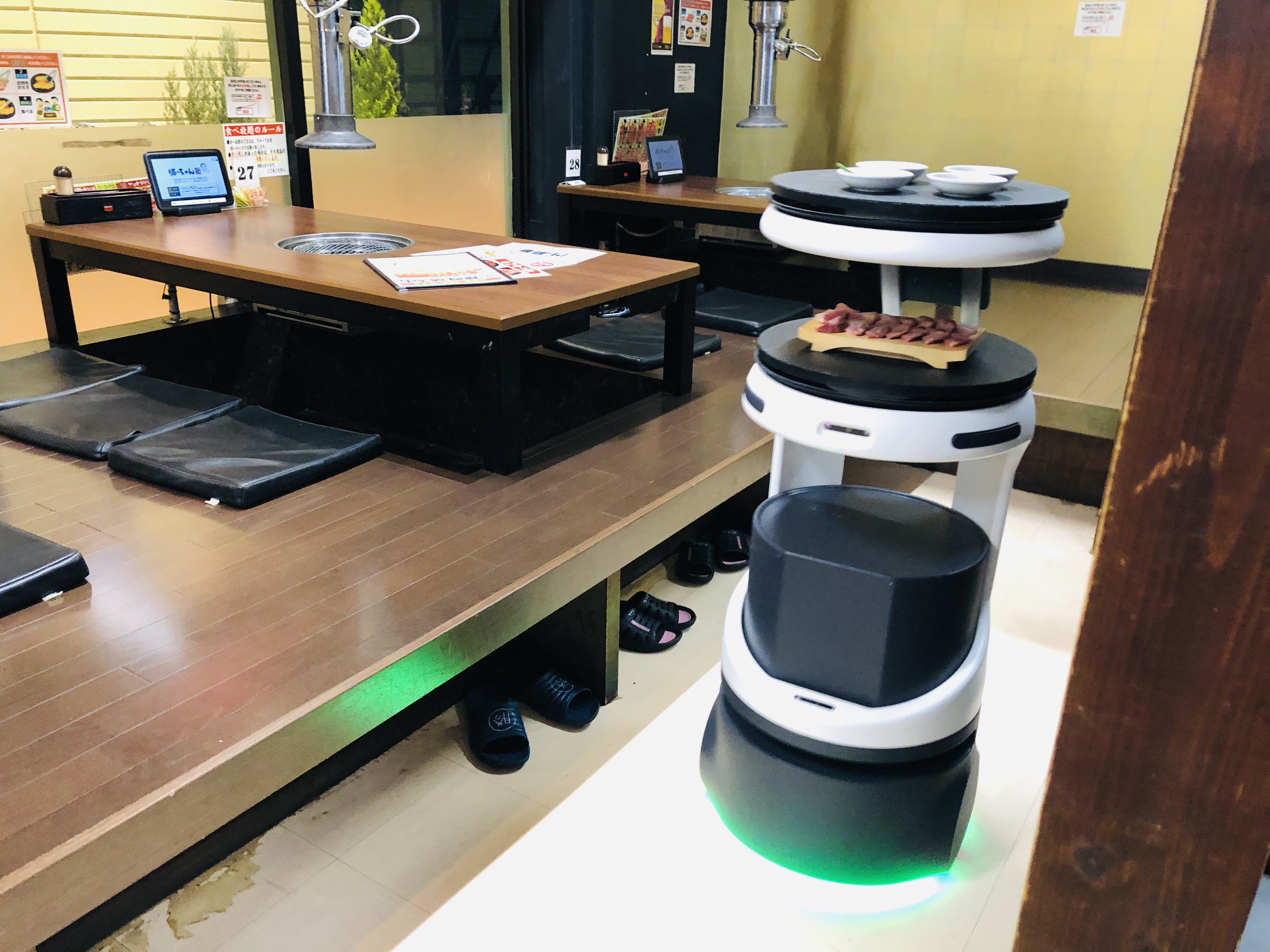 勝っちゃんグループ 2店舗で配膳 運搬ロボット Servi の実証実験を開始 ソフトバンクロボティクス株式会社のプレスリリース