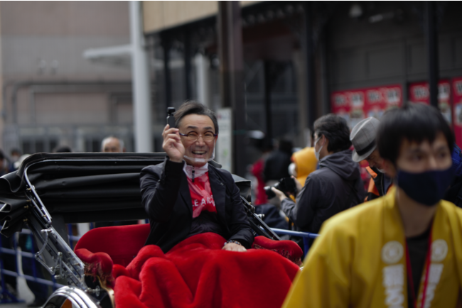 衣装審査を務めた俳優で七代目自転車名人の石井正則さん