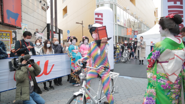 東京都の「感染防止徹底宣言ステッカー」の虹のマークをモチーフにした仮装