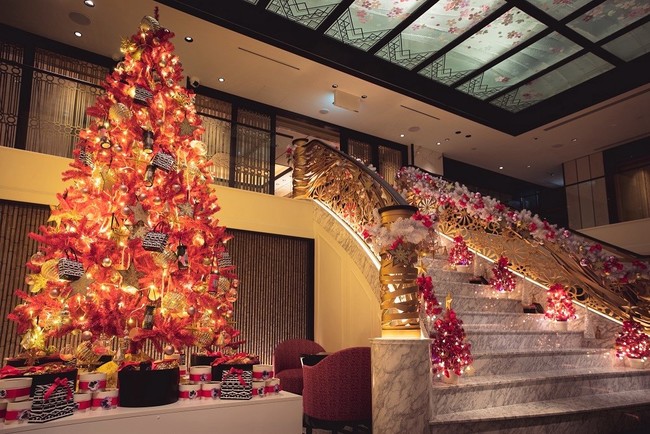 フォションホテル京都で パリを感じるクリスマス 高さ約3ｍ フォションピンクのクリスマスツリーが登場 本日 11月26日 金 よりホテル ロビーで輝き出します フォションホテル京都のプレスリリース