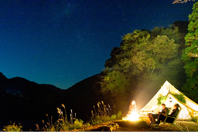 食後は、川辺に設置されたテントでグランピング。焚き火を楽しみながら、さえぎるも ののない満天の星空を眺められます。
