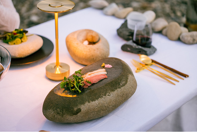 「石の国レストラン」をテーマに清流の石を食器として用いた、この土地ならではのしつらえ。