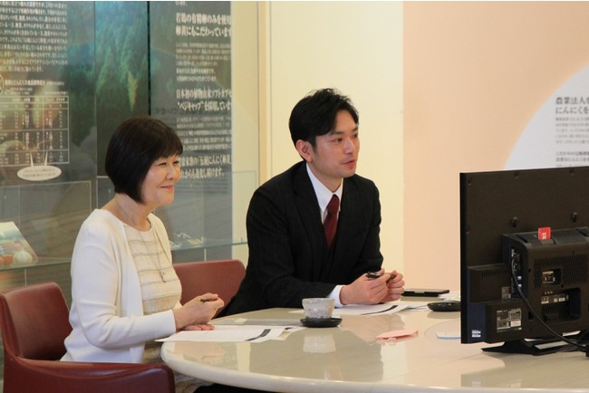▲鹿児島の健康家族本社から、ご愛用者様とオンラインで会話する藤社長（写真左）
