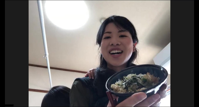 ▲穫れたてのにんにくで炊き込みご飯を作った参加者も ▲穫れたてのにんにくで炊き込みご飯を作った参加者も
