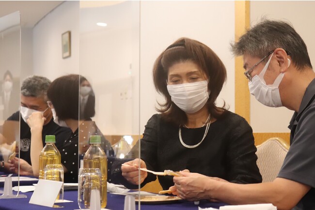 ▲開発中の新商品を試食する参加者 ▲開発中の新商品を試食する参加者