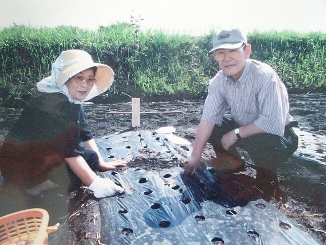 ▲妻、泰子とにんにくの植え付け作業に勤しむ創業者・本多荘輔 ▲妻、泰子とにんにくの植え付け作業に勤しむ創業者・本多荘輔