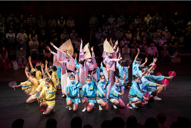 祭り色に染まる 流し踊りスタイルのパフォーマンス