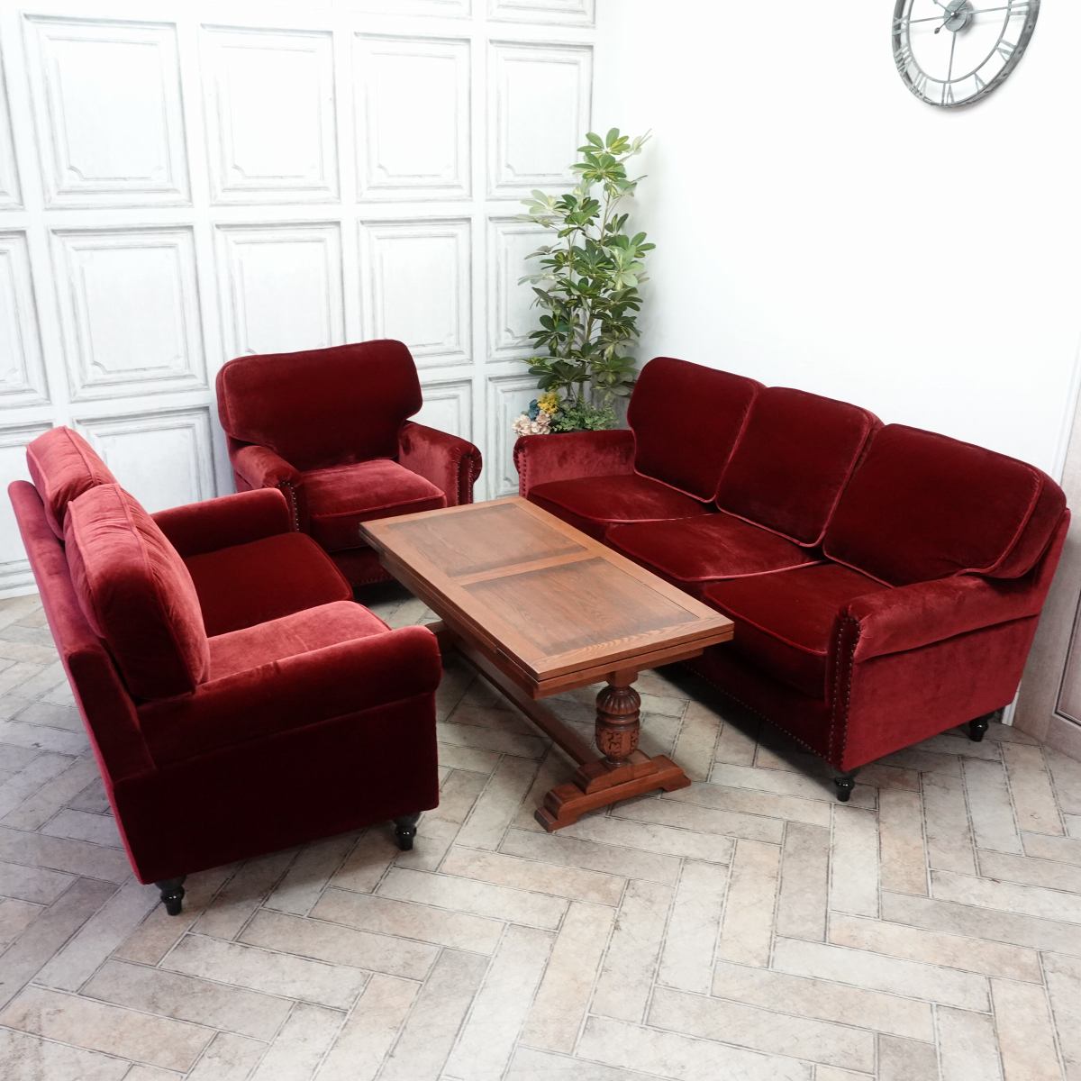 印象に残るインテリアには レッドソファ インパクトを残すことができるクラシック家具 大人オシャレにインテリア コーディネイトができる クラシックデモダン 有限会社フレックスのプレスリリース