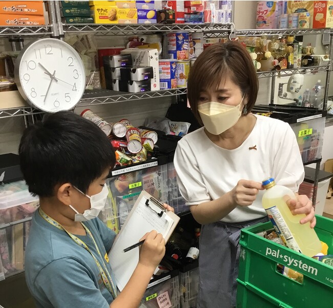 インタビューでメモを取るこども記者