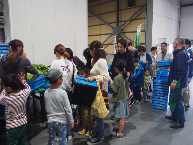 産地から届く新鮮な青果などを販売（2018年開催時）