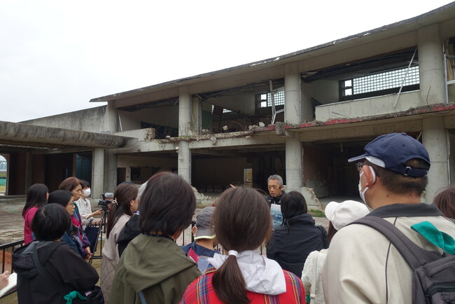 石巻市震災遺構大川小学校での伝承の会語り部のガイド