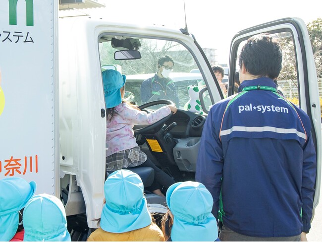 園児の車両体験の様子