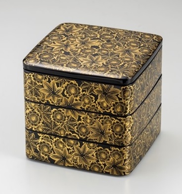彫詰三段重 -春秋- （約16.7×16.7×15.1cm）　330,000円