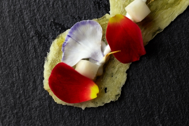 GINGER, FLOWERS AND YOUGHURT CANAPE