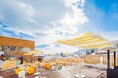 白馬の壮大な雪山とともにシャンパーニュを楽しむポップアップテラス「SUN CLUB by Veuve Clicquot」2026年3月まで＜Hakuba Après（白馬アプレ）＞にて期間限定オープン