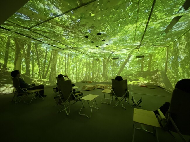 実験室：映像・環境音・香りにより森林環境を再現。2021年2月、銀座にて