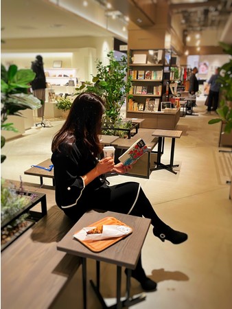 珈琲を飲みながら読書も楽しめる