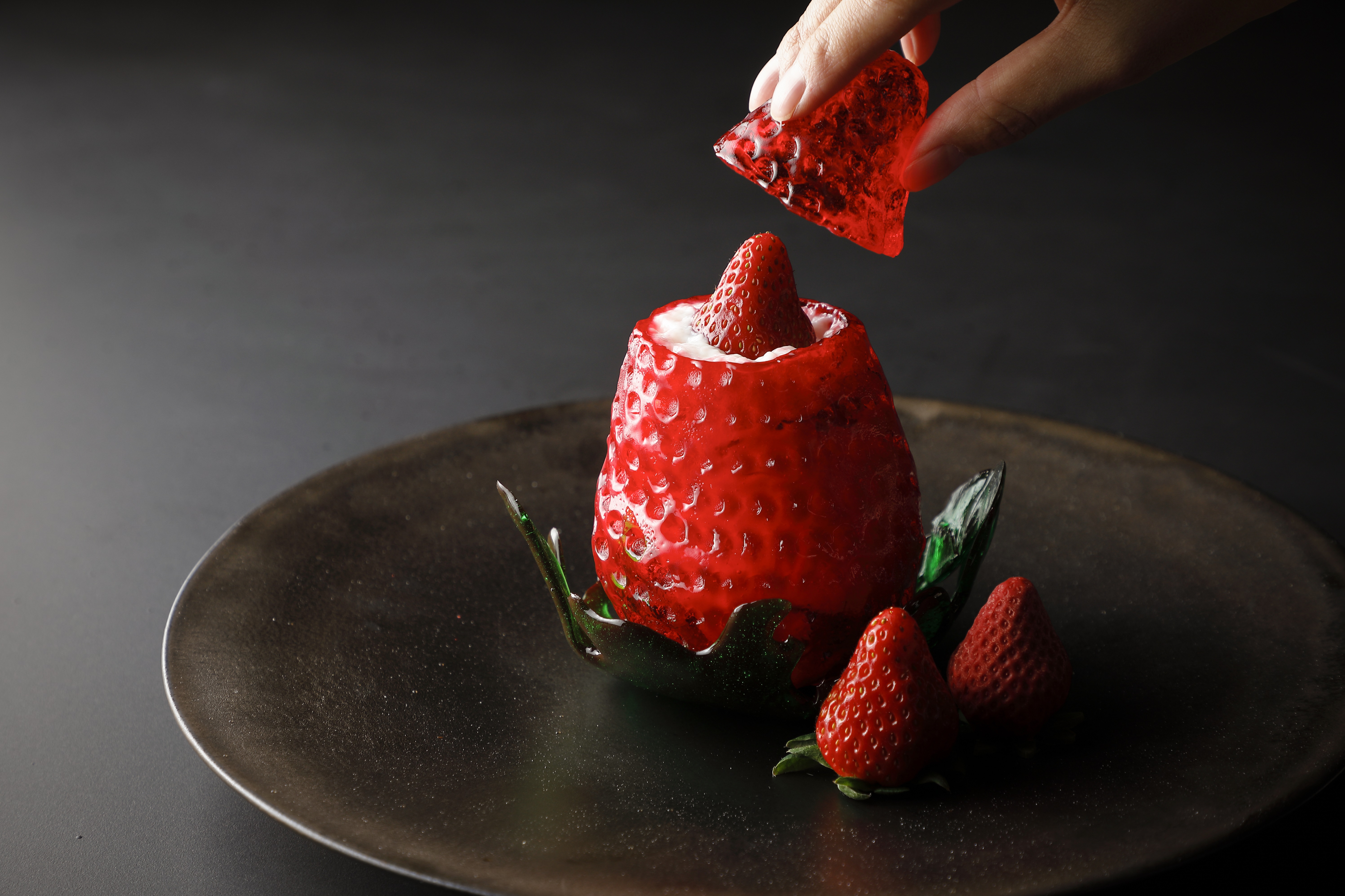 アマン京都 アートのような飴細工の器 8重層パフェ 苺 Art Of Strawberry アマン京都のプレスリリース